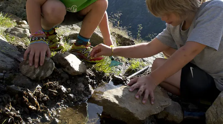 spielende Kinder in den Bergen  | © DAV/Thilo Brunner