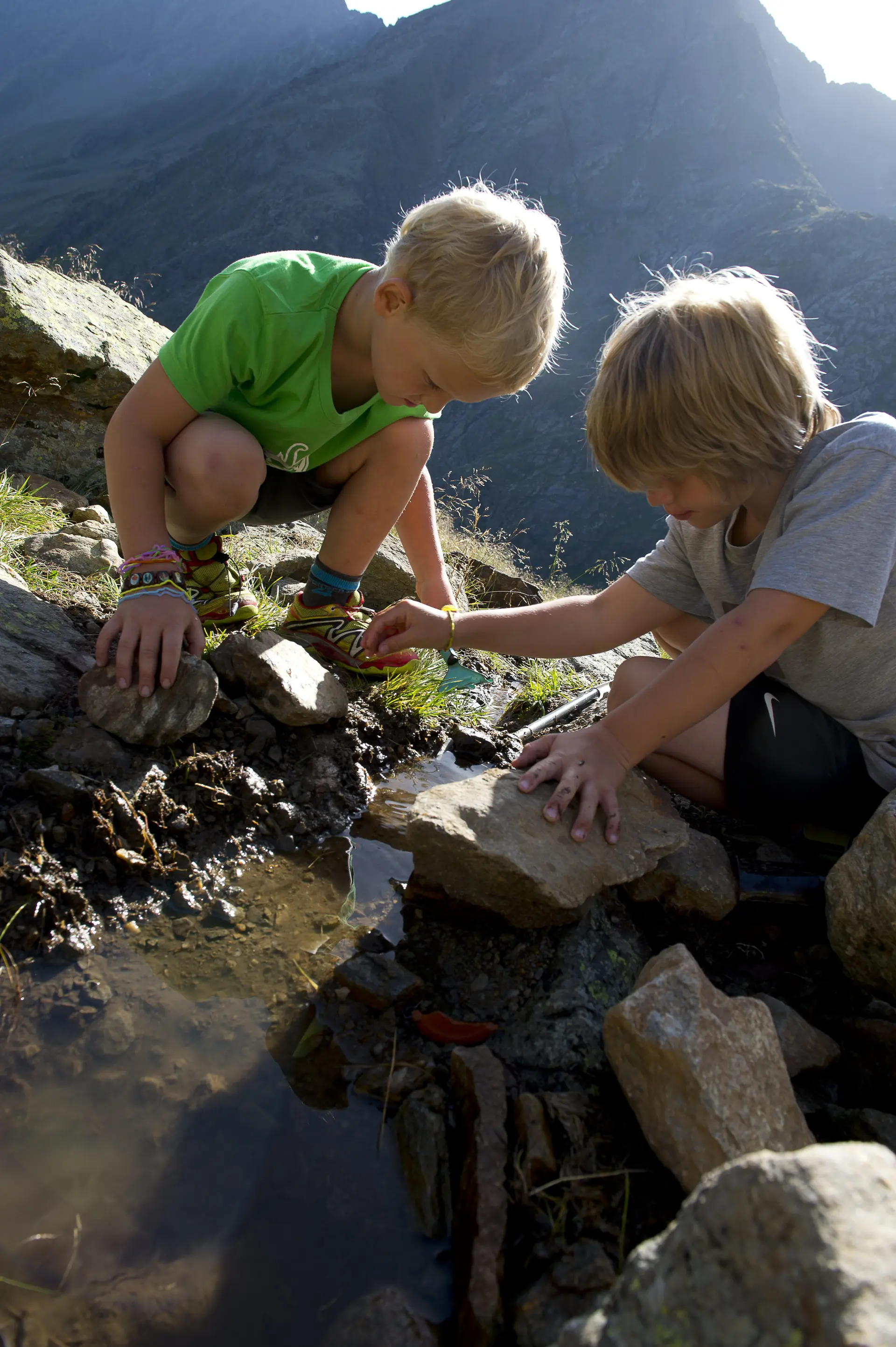 spielende Kinder in den Bergen  | © DAV/Thilo Brunner