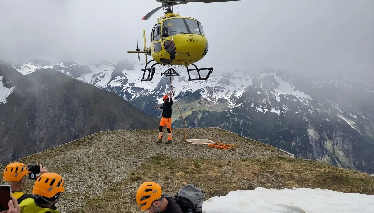 Anflug Hubschrauber für Reparaturen an Hütte | © Brutscher Maschinenbau 