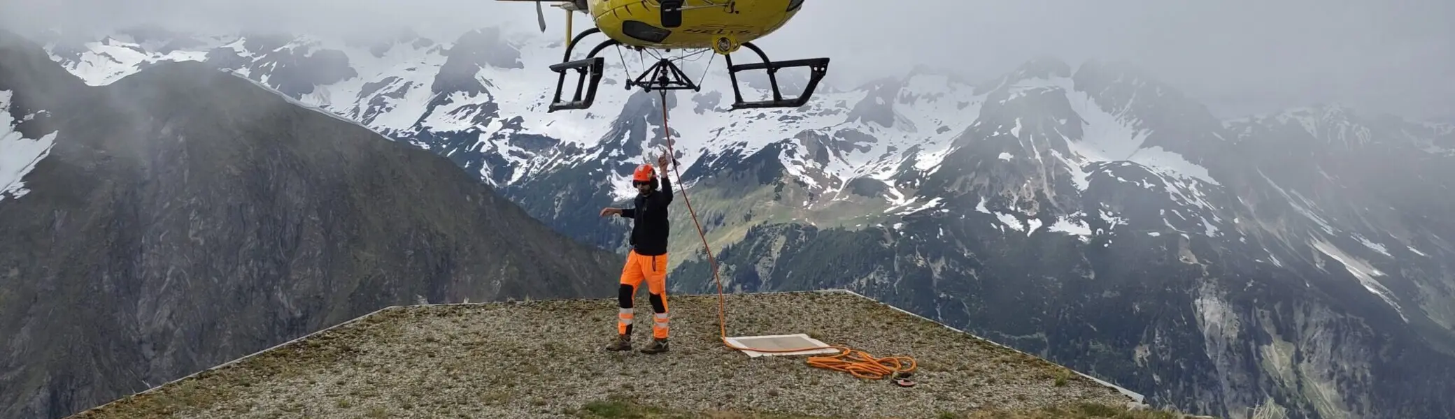 Anflug Hubschrauber für Reparaturen an Hütte | © Brutscher Maschinenbau 