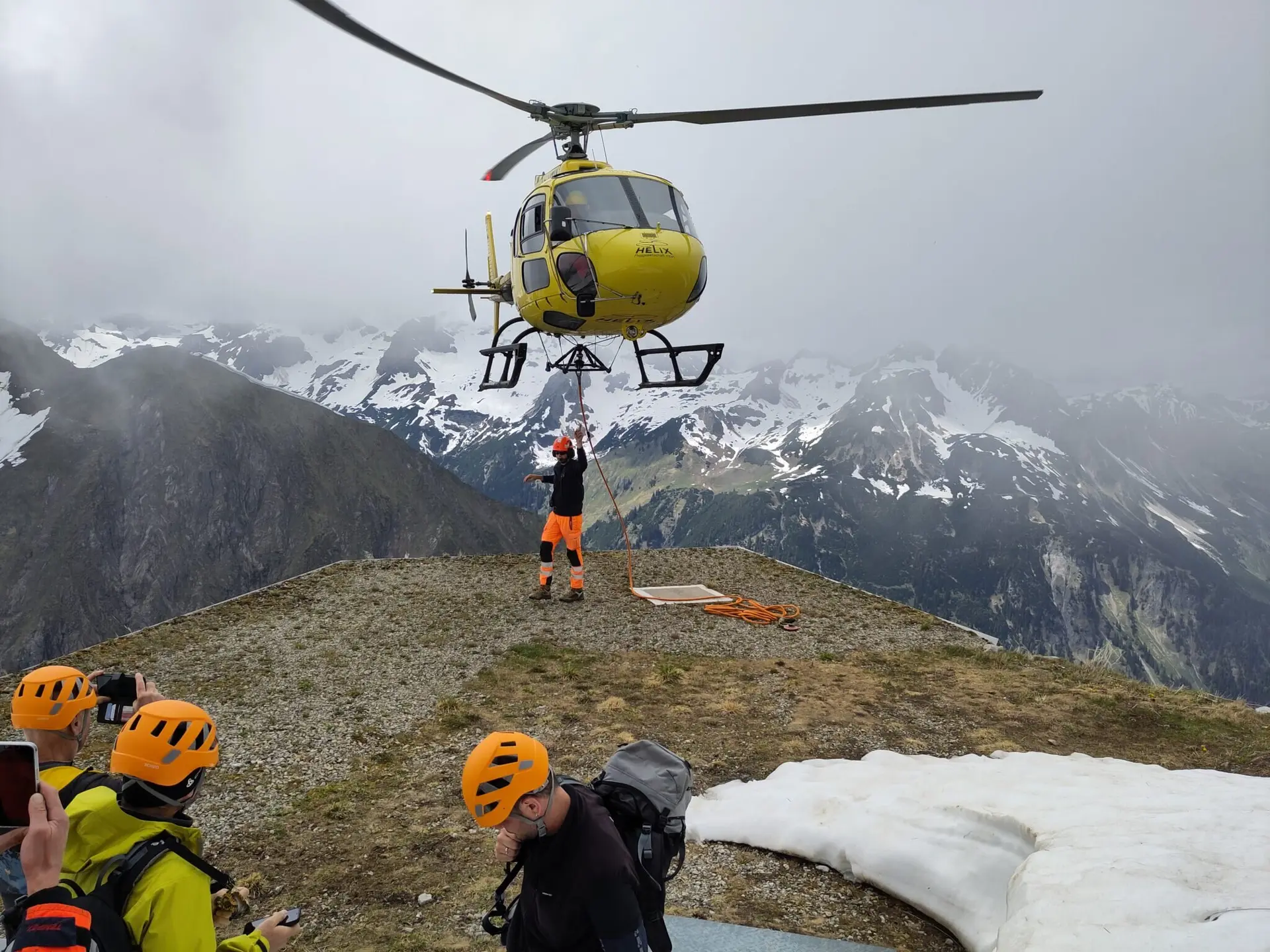 Anflug Hubschrauber für Reparaturen an Hütte | © Brutscher Maschinenbau 