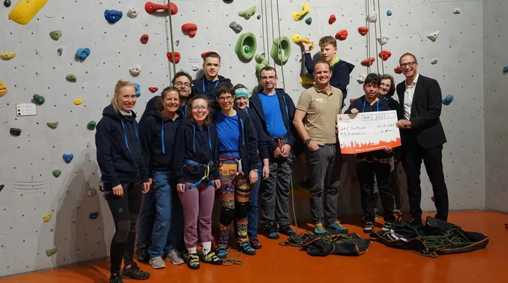 Scheckübergabe von Michael Blanz an Handicapgruppe  | © Anna Eckel 