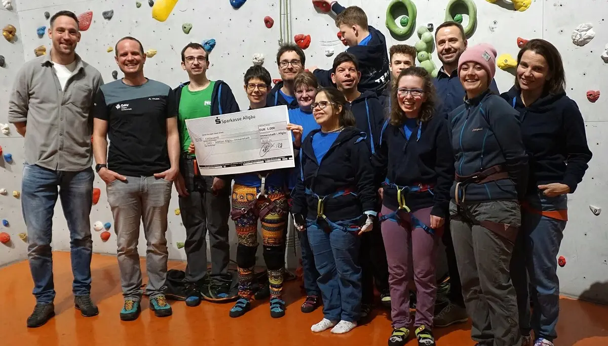 Scheckübergabe von Bürgermeister Nico Sentner an Handicap-Gruppe  | © DAV Allgäu-Immenstadt