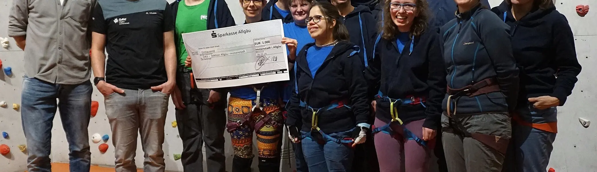 Scheckübergabe von Bürgermeister Nico Sentner an Handicap-Gruppe  | © DAV Allgäu-Immenstadt