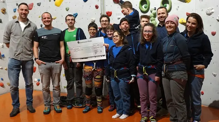 Scheckübergabe von Bürgermeister Nico Sentner an Handicap-Gruppe  | © DAV Allgäu-Immenstadt