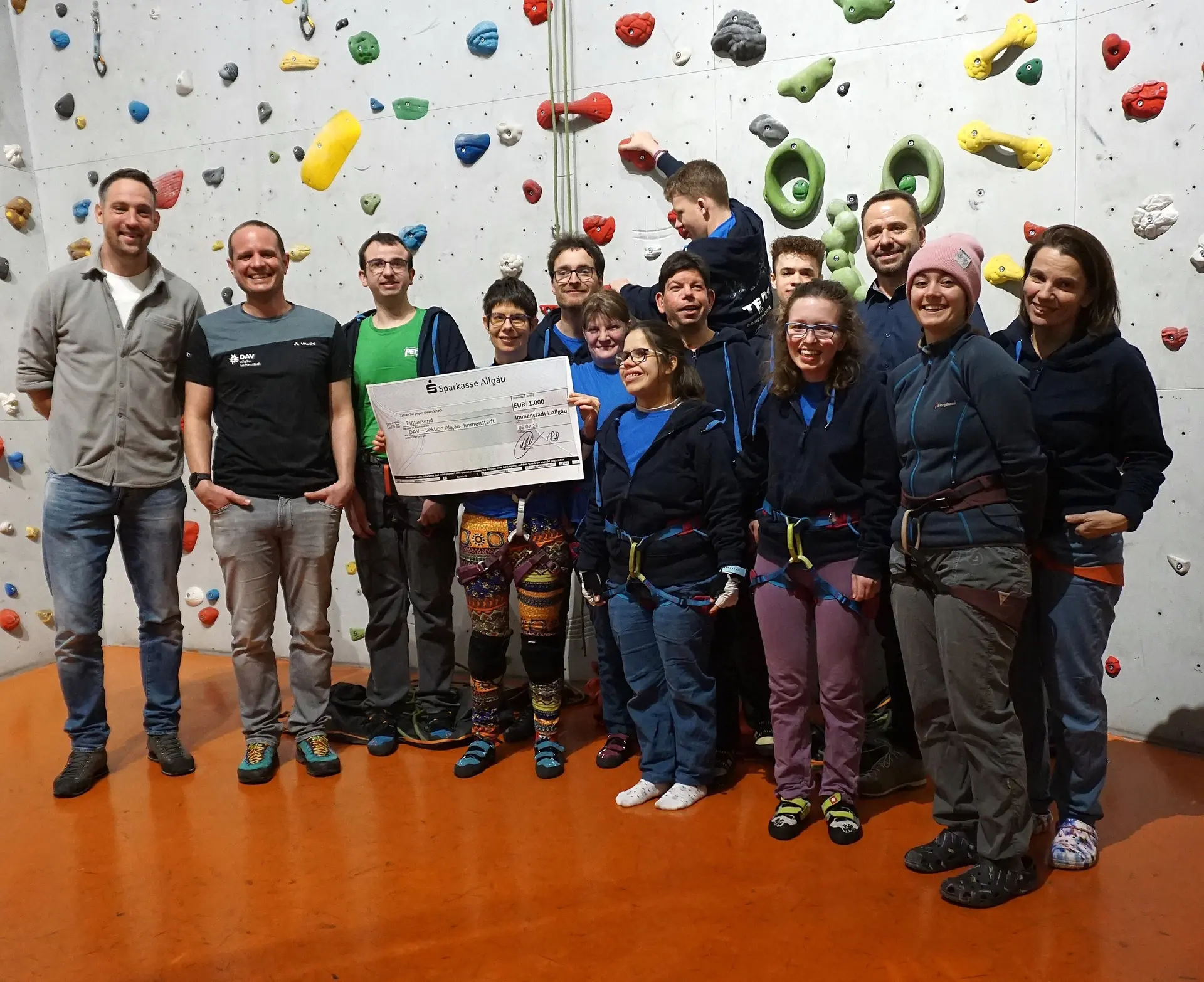 Scheckübergabe von Bürgermeister Nico Sentner an Handicap-Gruppe  | © DAV Allgäu-Immenstadt