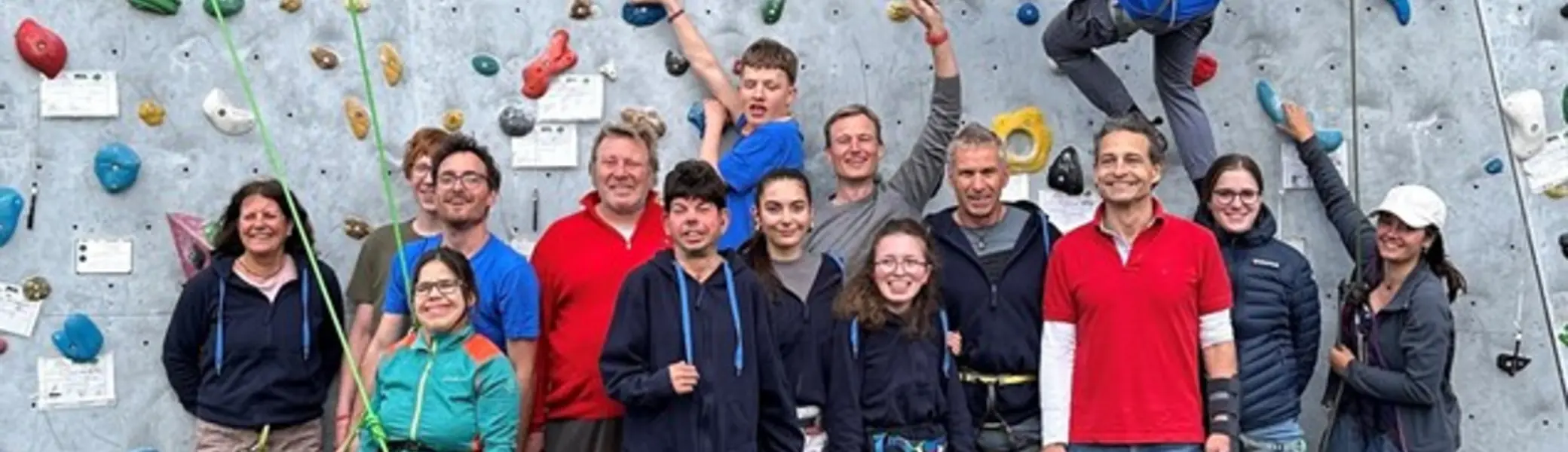 Gruppenfoto vor der Kletterwand  | © Club Kempten-Residenz 