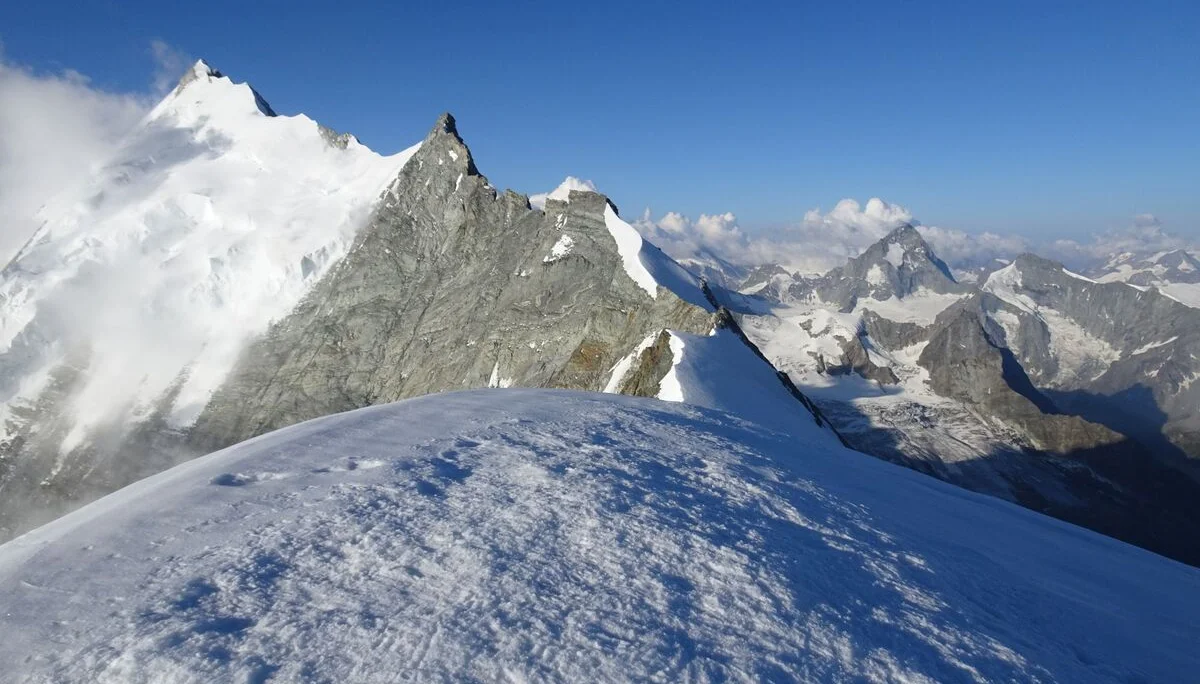 Am Bishorngipfel mit dem Weisshorn | © Konrad Kostezka