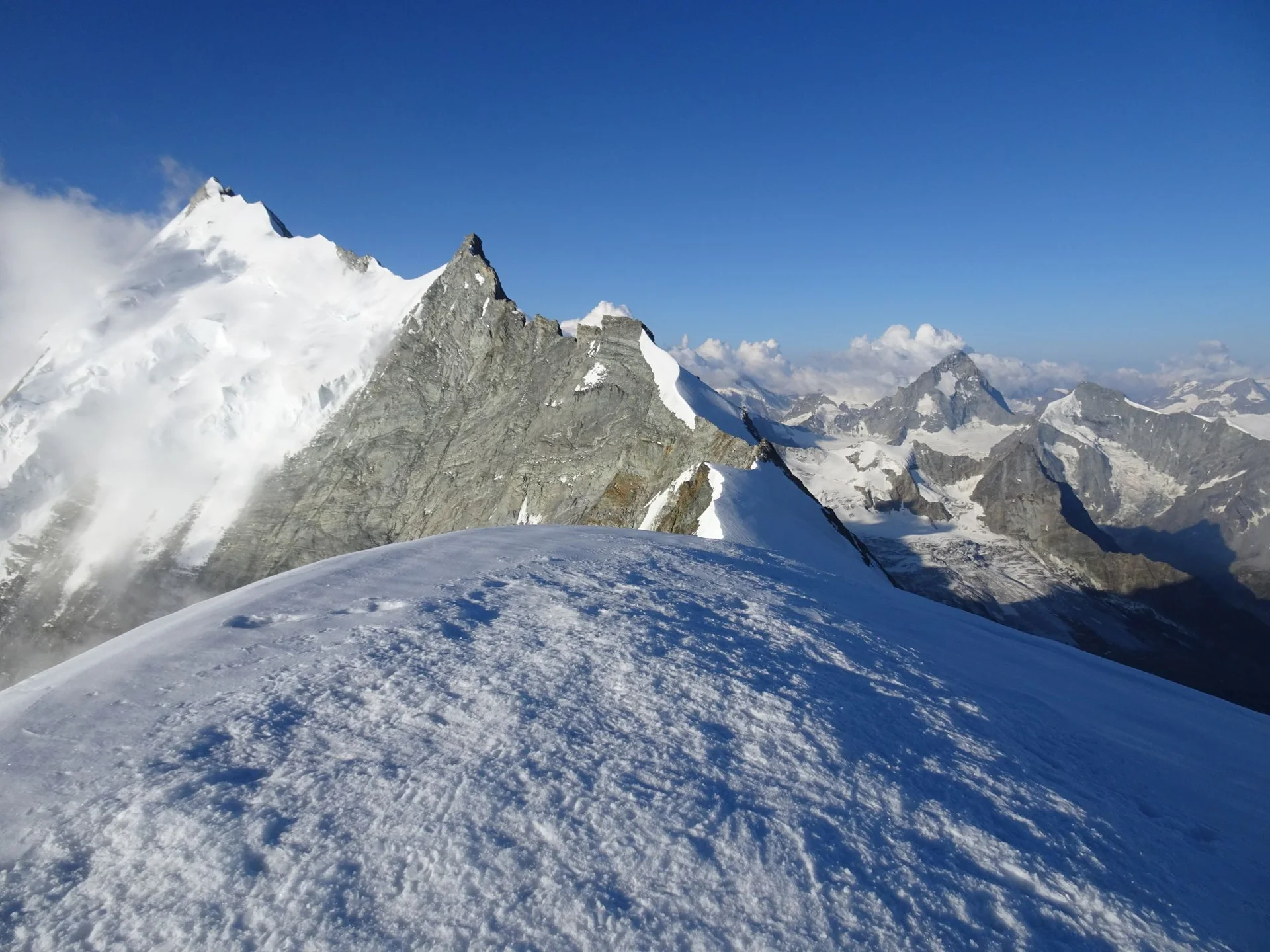 Am Bishorngipfel mit dem Weisshorn | © Konrad Kostezka