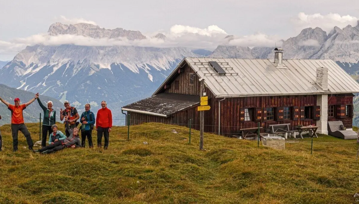 An der Loreahütte (2.018 m) – im Hintergrund Zugspitze (Wetterstein)  und Sonnenspitze/Drachenkopf (Mieminger Kette) | © Robert Martin