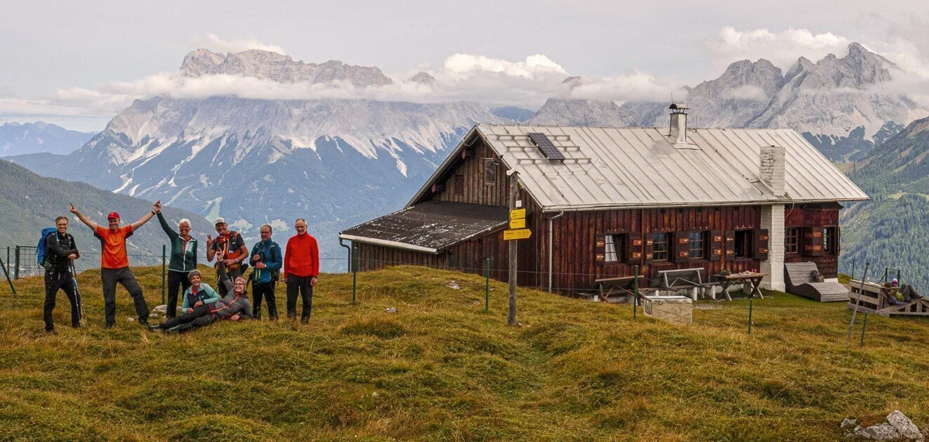 An der Loreahütte (2.018 m) – im Hintergrund Zugspitze (Wetterstein)  und Sonnenspitze/Drachenkopf (Mieminger Kette) | © Robert Martin