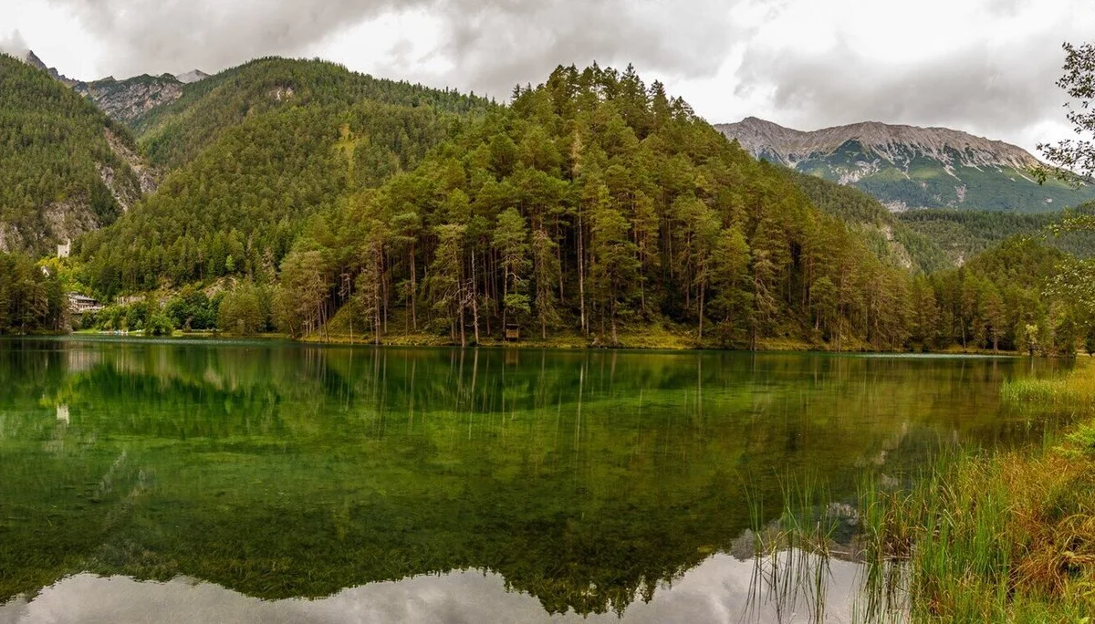 Links die Ruine Fernstein, davor der Fernsteinsee mit der Burgruine Sigmundsburg (erbaut 1463) | © Robert Martin 