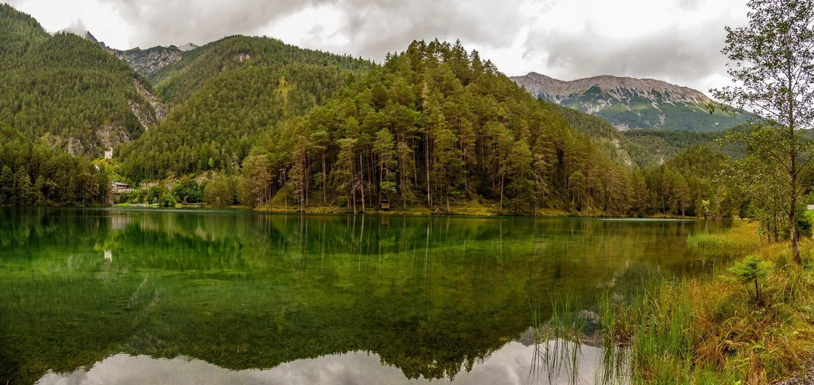Links die Ruine Fernstein, davor der Fernsteinsee mit der Burgruine Sigmundsburg (erbaut 1463) | © Robert Martin 