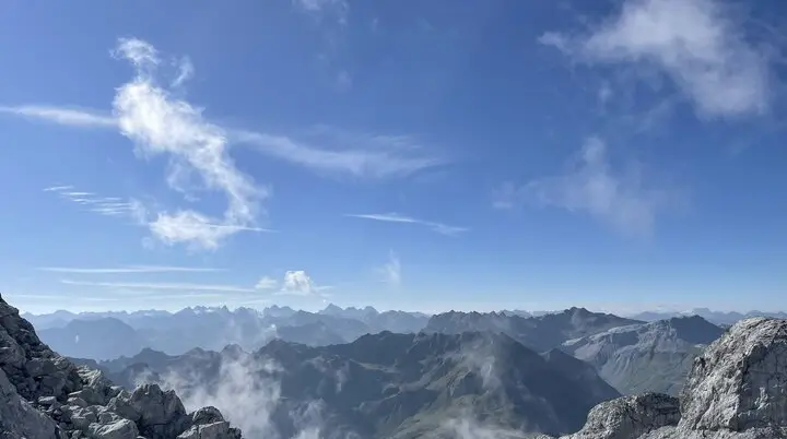 Ausblick bei blauem Himmel | © Elke Wilharm 