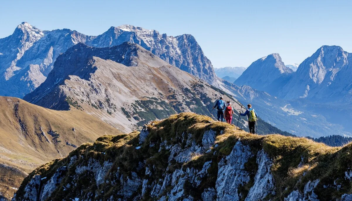 Gipfelblick vom Pitzenegg auf Zugspitze, Daniel und Upsspitze. Rechts Teile der Mieminger Kette. | © Robert Martin 