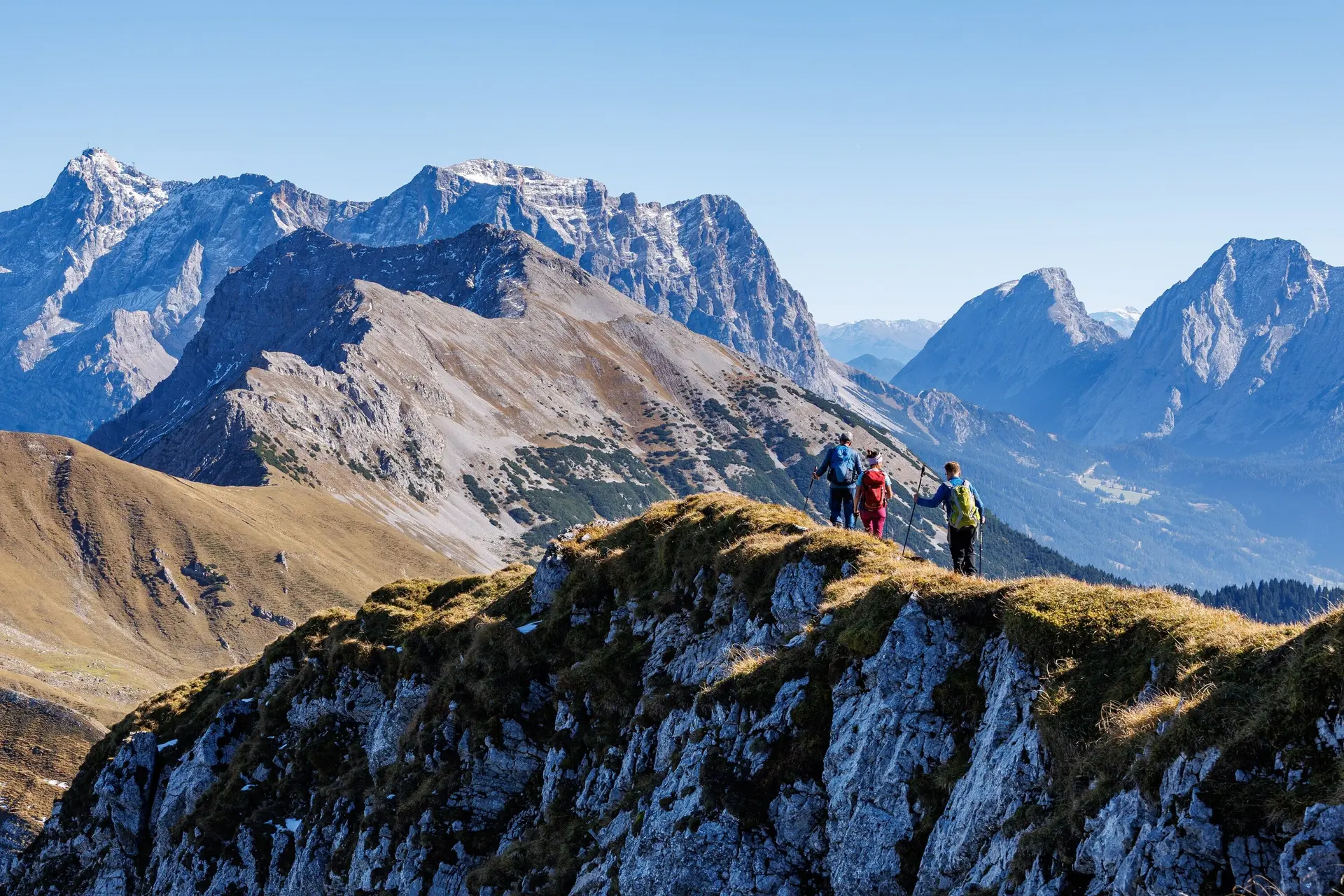 Gipfelblick vom Pitzenegg auf Zugspitze, Daniel und Upsspitze. Rechts Teile der Mieminger Kette. | © Robert Martin 