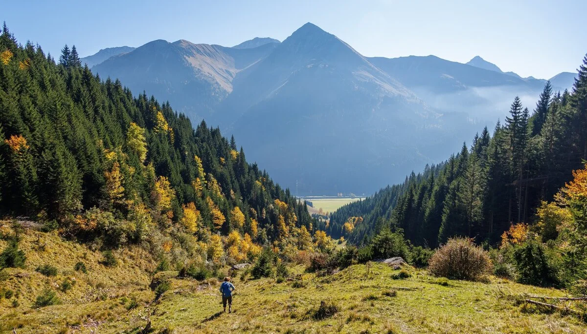 Beim Abstieg entlang des Gundbachs begleitet uns eine malerische Herbstkulisse und der stete Blick auf die Bleispitze. | © Robert Martin 