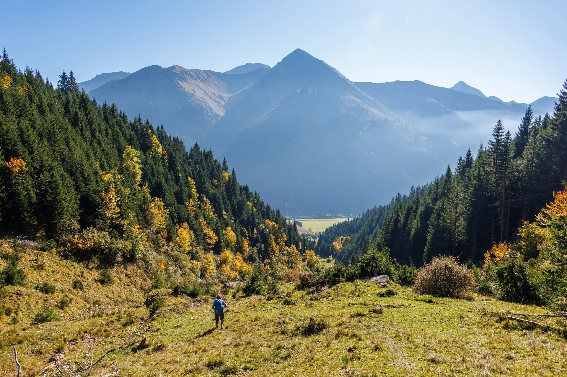 Beim Abstieg entlang des Gundbachs begleitet uns eine malerische Herbstkulisse und der stete Blick auf die Bleispitze. | © Robert Martin 