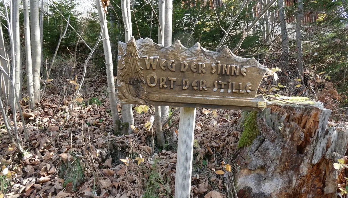 Holzschild "Weg der Sinne" | © Jana Kees