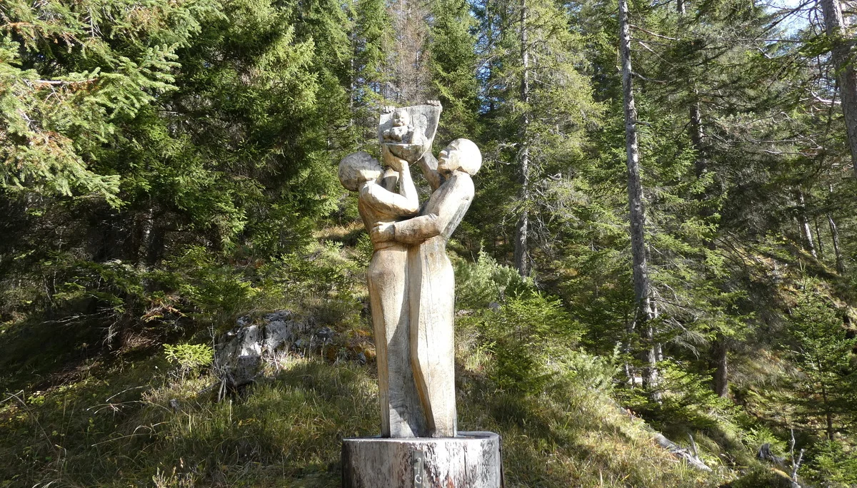 Holzfigur am Ort der Stille | © Jana Kees