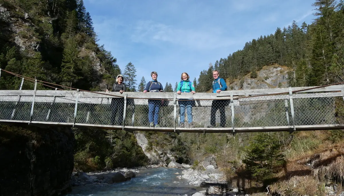 Gruppenbild auf einer Hängebrücke | © Jana Kees
