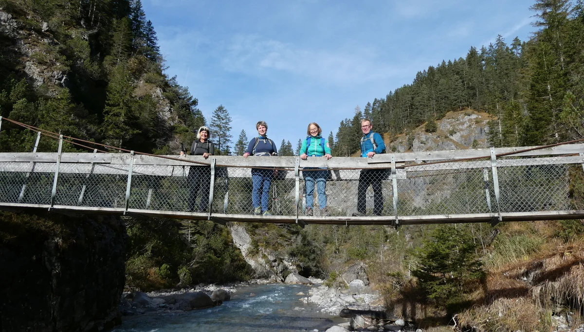 Gruppenbild auf einer Hängebrücke | © Jana Kees