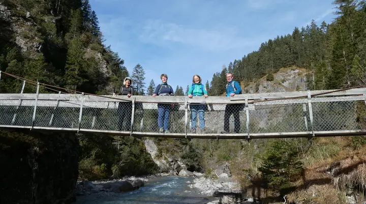 Gruppenbild auf einer Hängebrücke | © Jana Kees