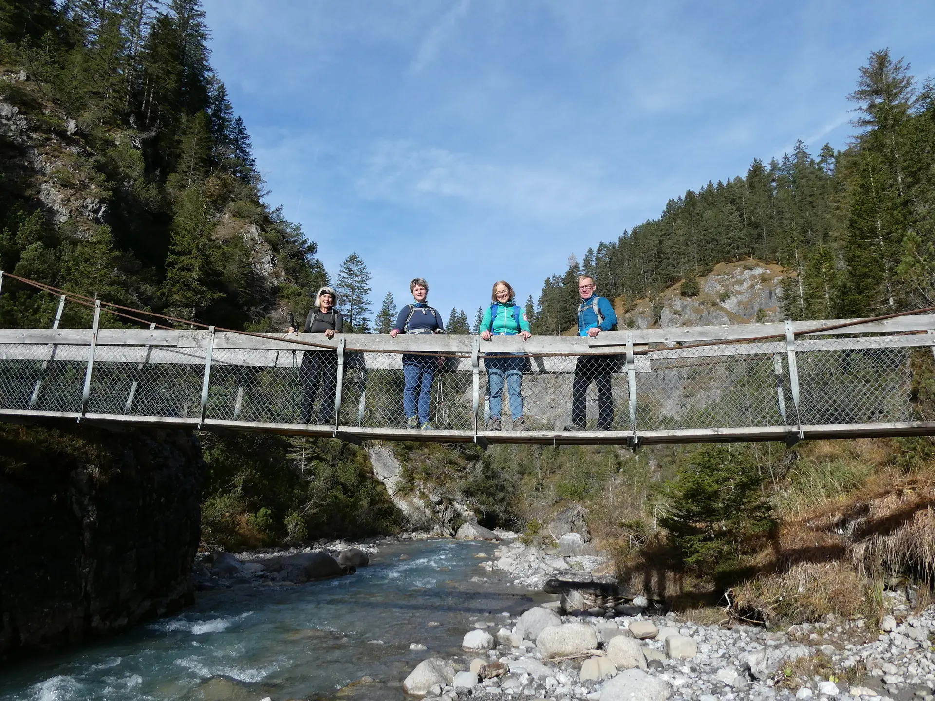 Gruppenbild auf einer Hängebrücke | © Jana Kees