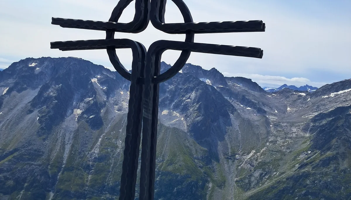 Gipfelkreuz und Aussicht auf Stausee | © Margareta Baumann