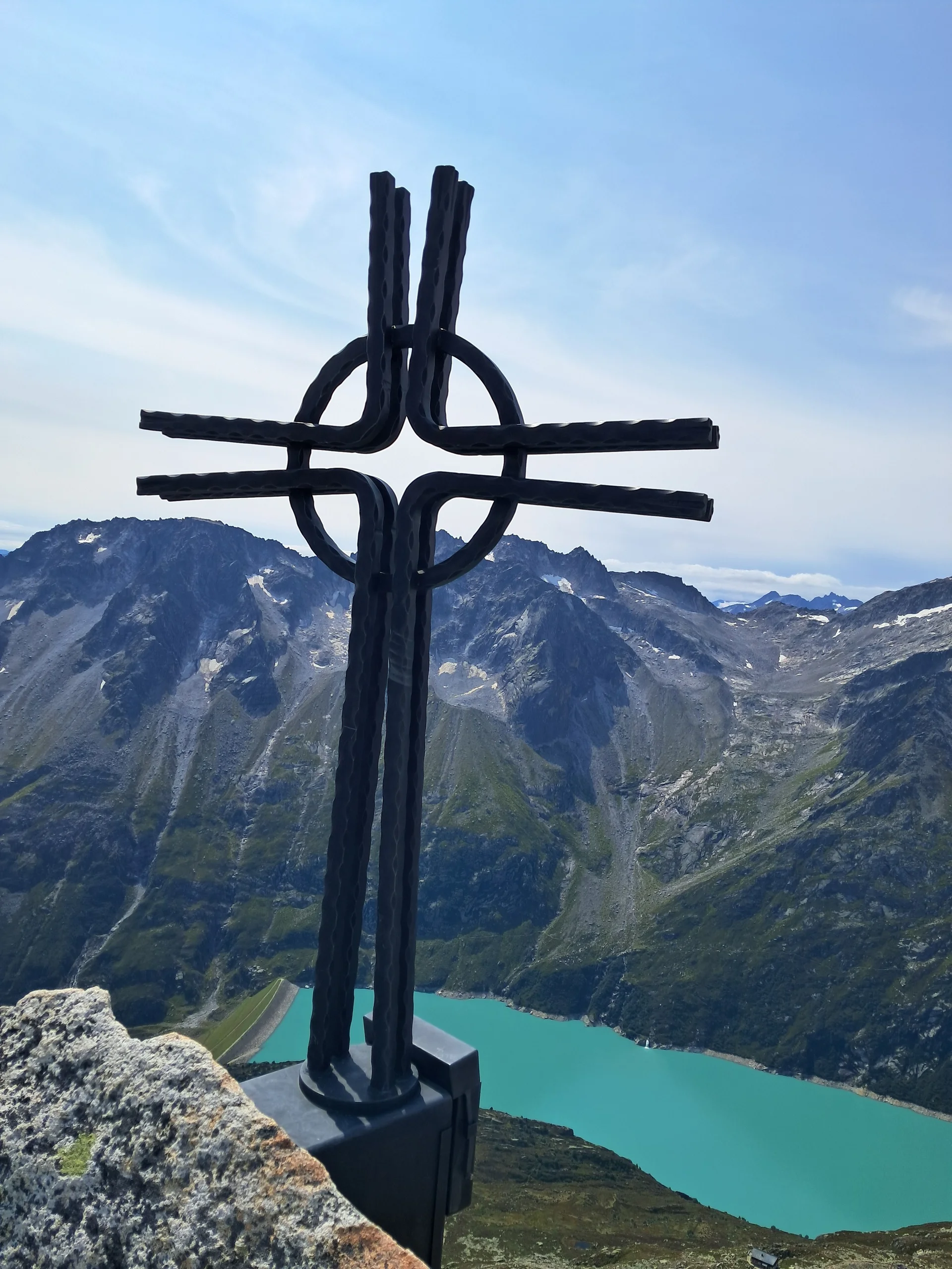 Gipfelkreuz und Aussicht auf Stausee | © Margareta Baumann