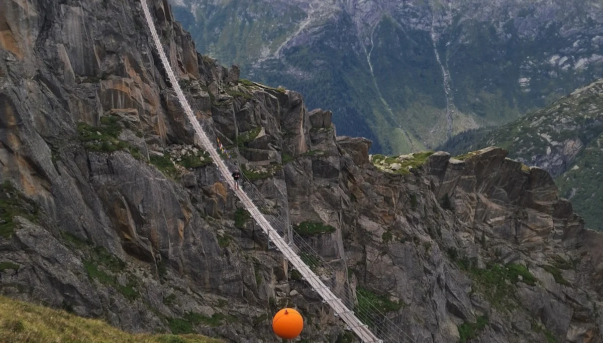 Hängebrücke mit Bergblick | © Margareta Baumann 