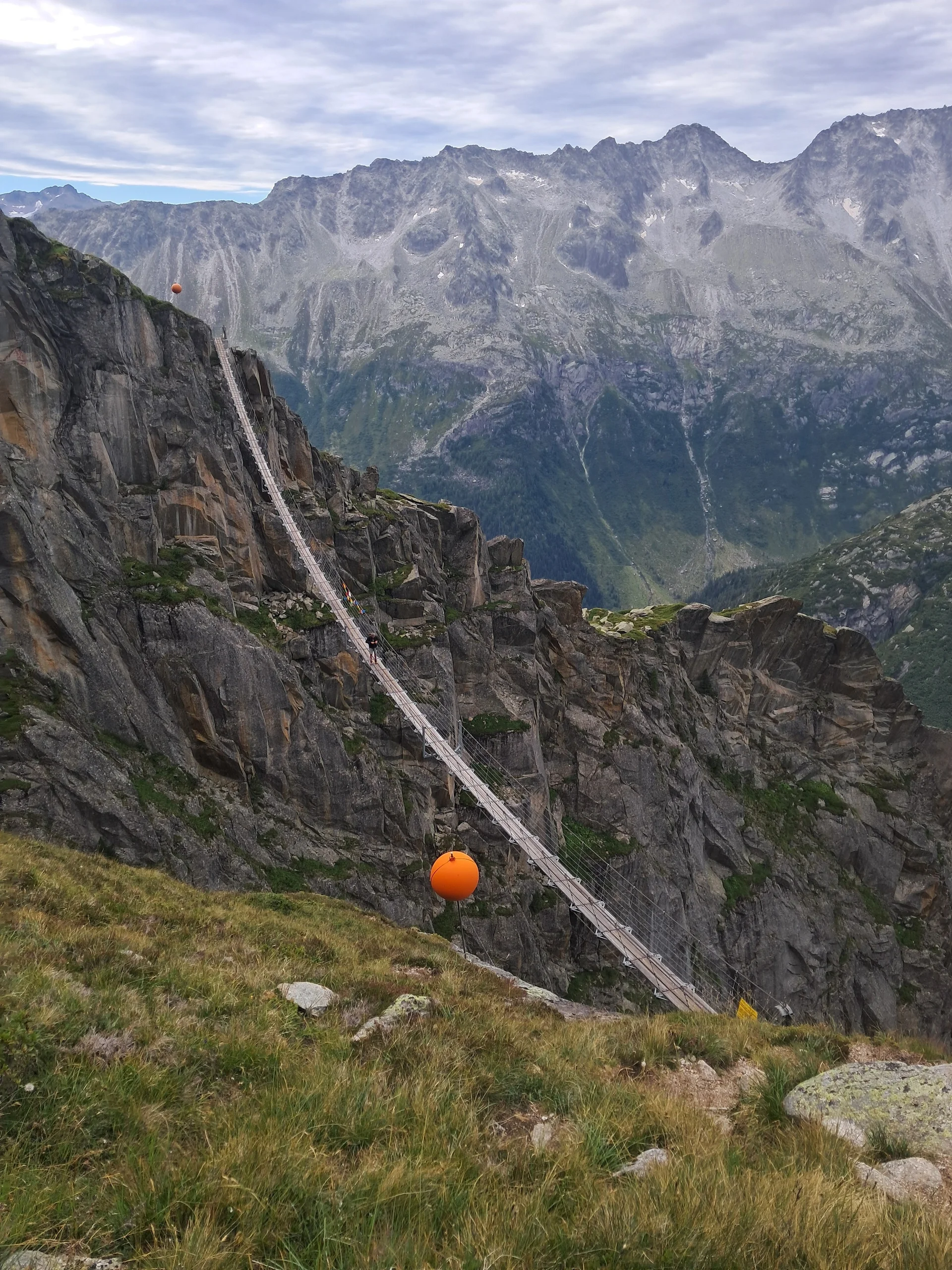 Hängebrücke mit Bergblick | © Margareta Baumann 