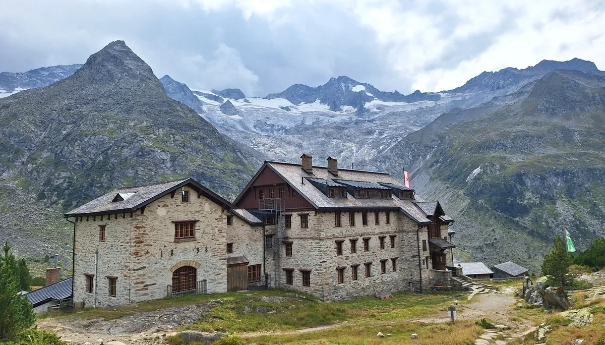 Berliner Hütte mit Aussicht auf den Gletscher | © Dieter Merrath