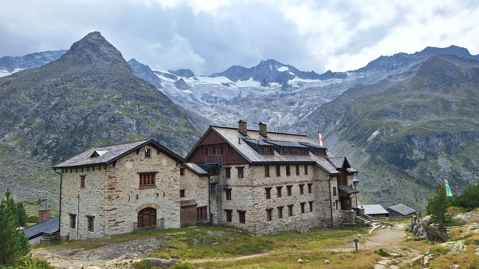 Berliner Hütte mit Aussicht auf den Gletscher | © Dieter Merrath