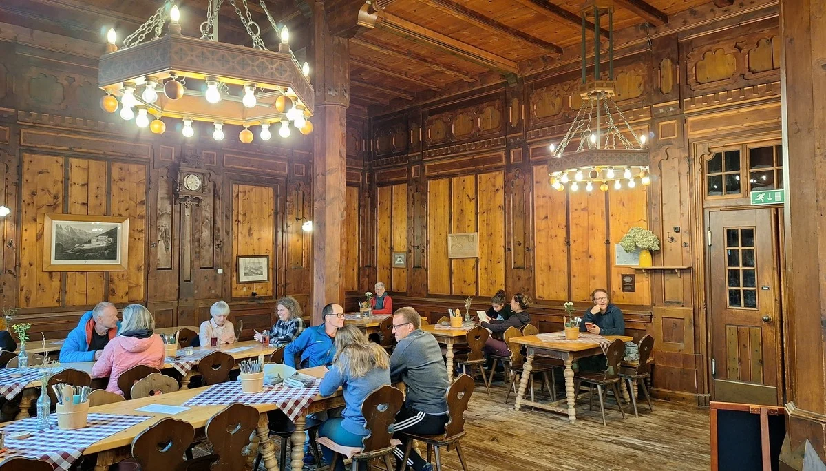 Speisesaal mit Kronleuchter in der Berliner Hütte | © Dieter Merrath