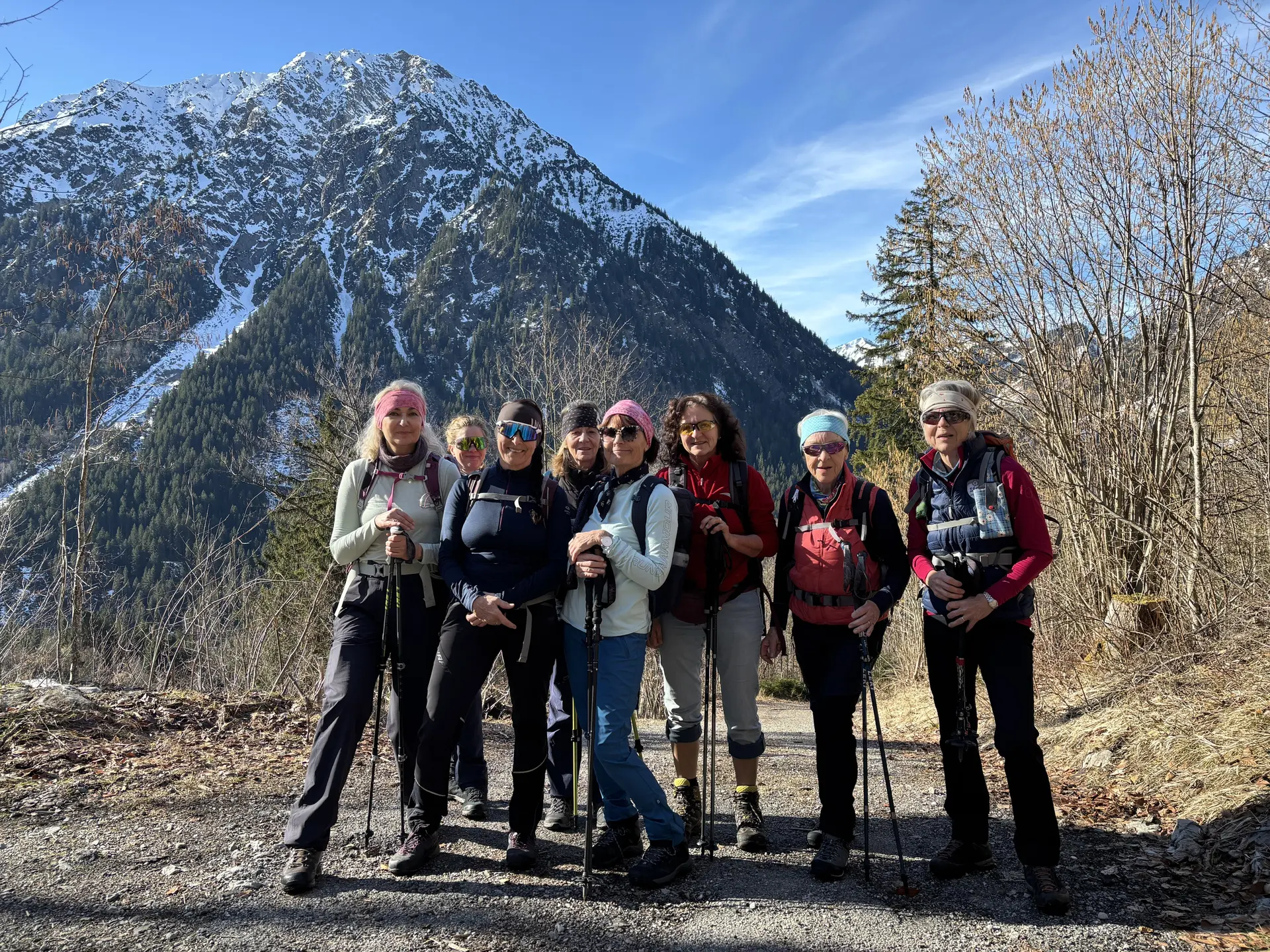 Gruppenbild auf dem Weg zu den Christrosen | © Dagmar Franz 