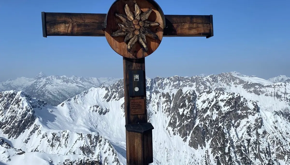 Gipfelkreuz Hintere Steinkarspitze | © Bernd Meier