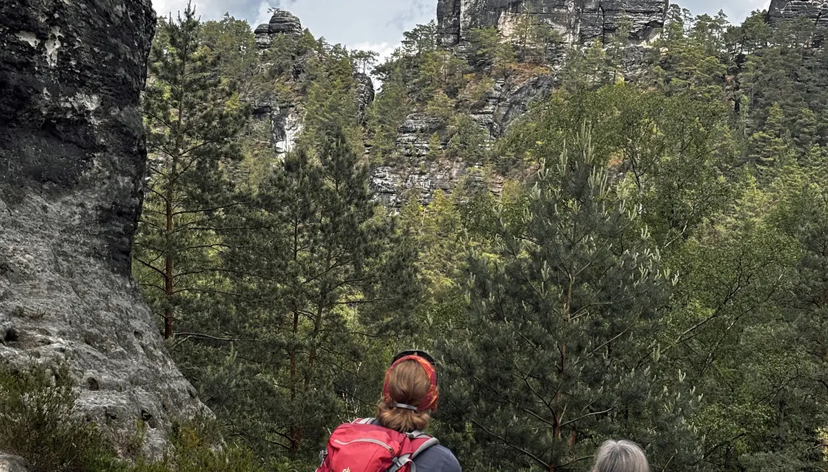 Personen schauen auf Felsen  | © DAV Allgäu-Immenstadt 