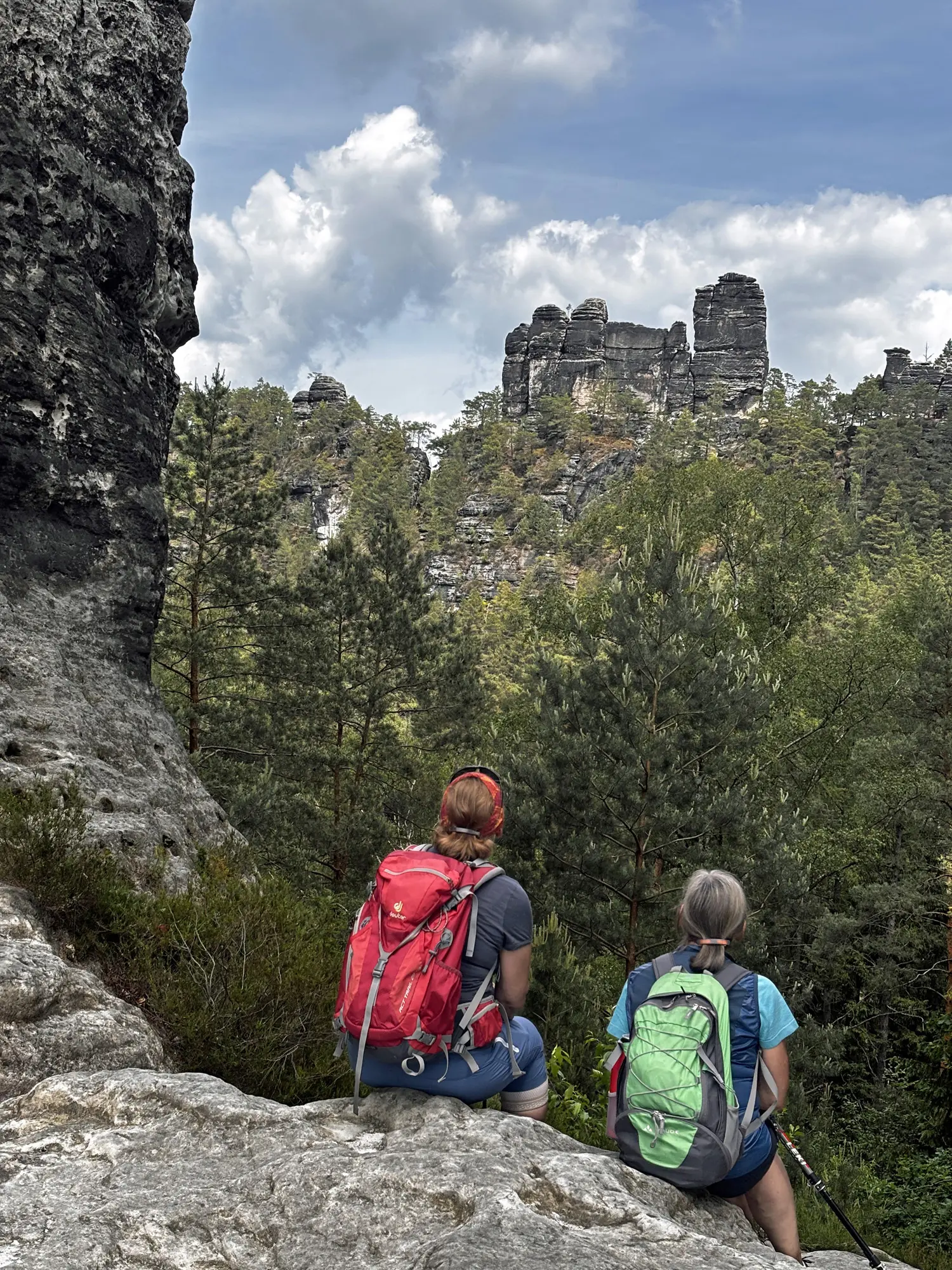 Personen schauen auf Felsen  | © DAV Allgäu-Immenstadt 