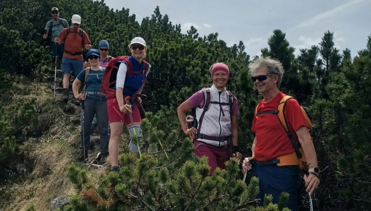 Gruppe auf Wanderweg  | © Helmut Rasch 