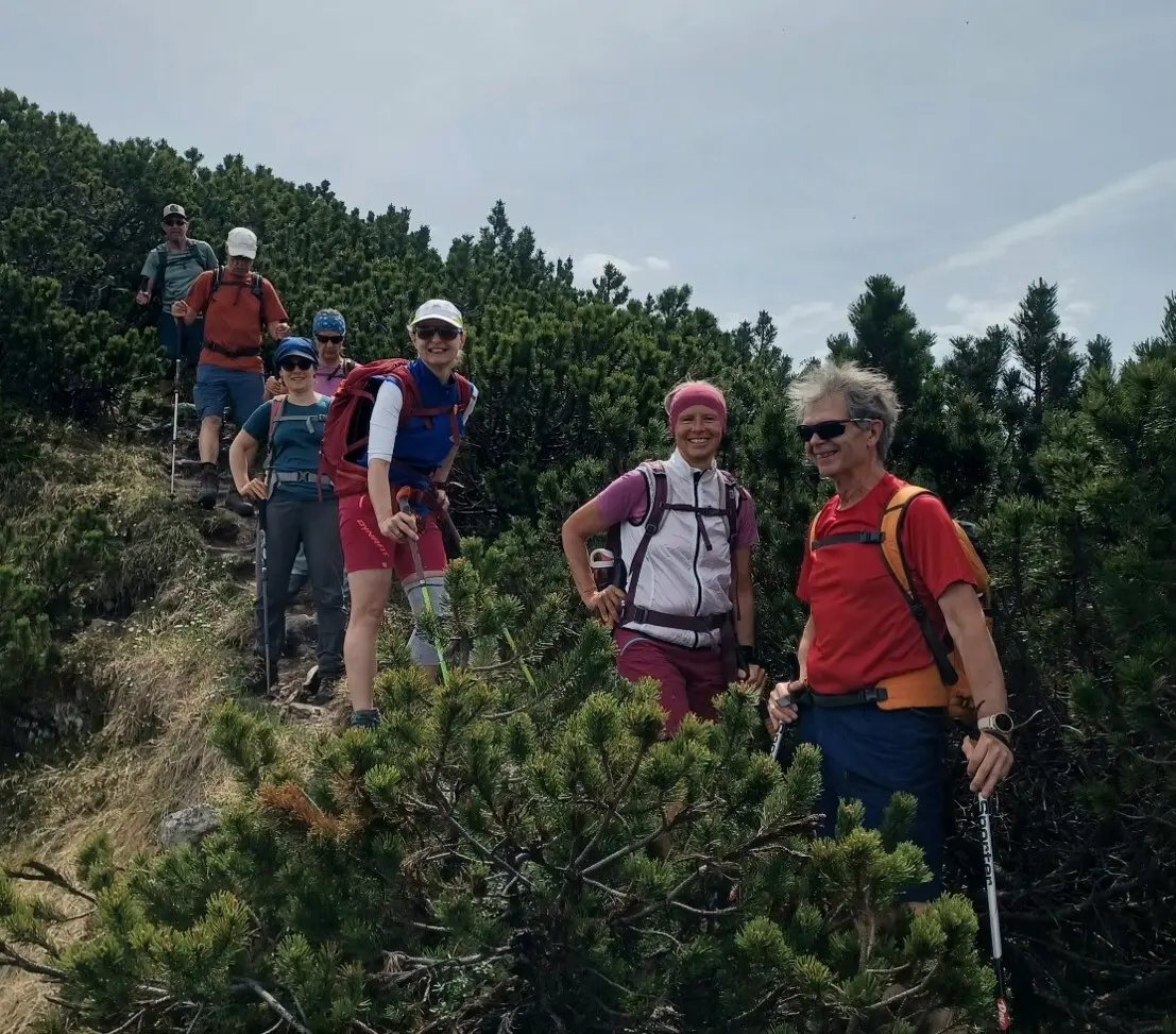 Gruppe auf Wanderweg  | © Helmut Rasch 