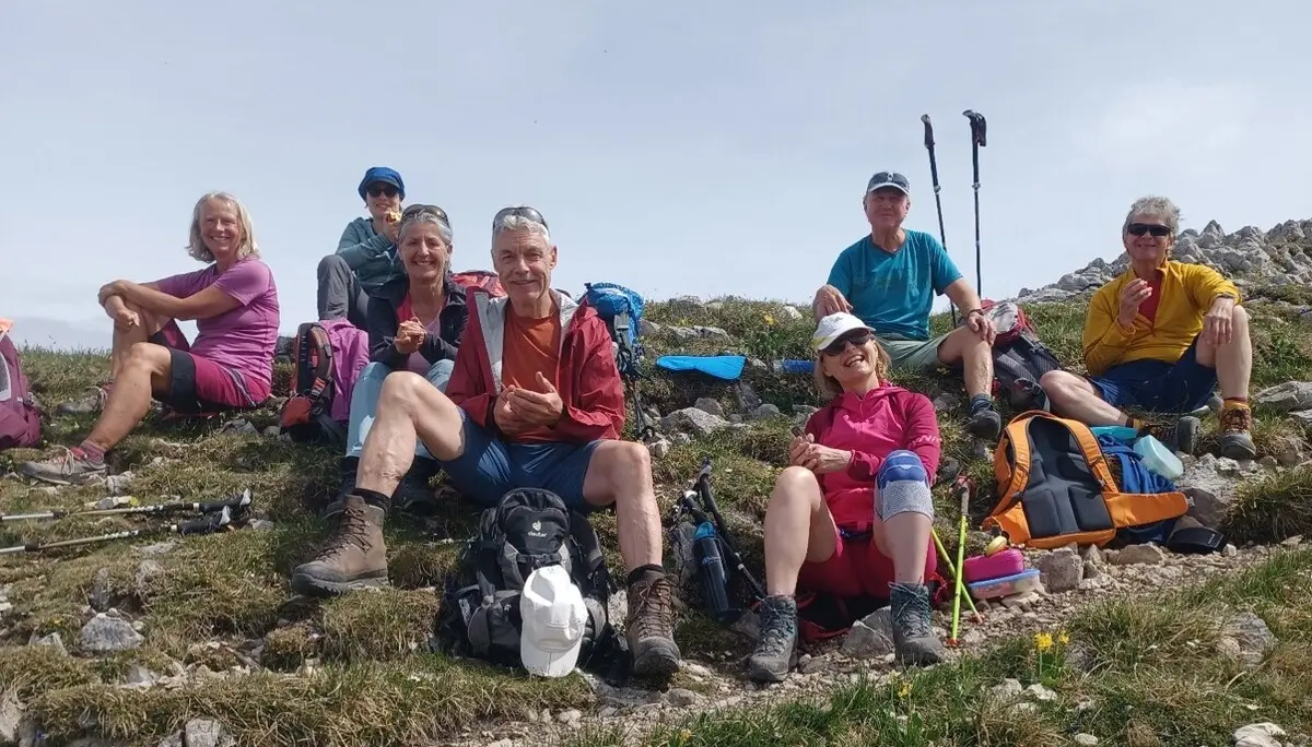Grupppe sitzt auf Wanderweg  | © Helmut Rasch