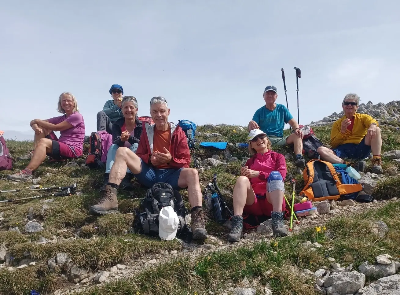 Grupppe sitzt auf Wanderweg  | © Helmut Rasch