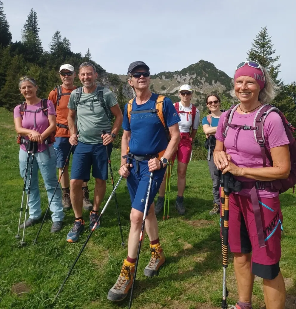 Gruppe mit Stöcken  | © Helmut Rasch