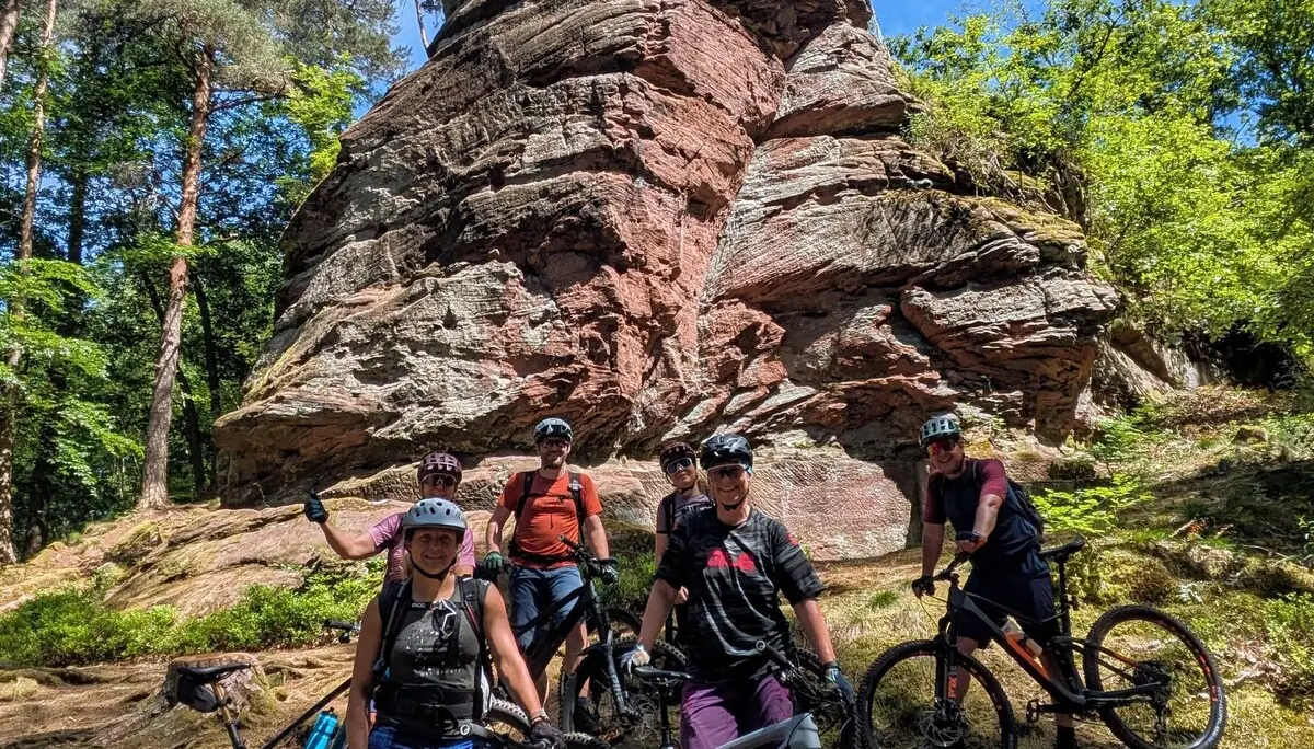 Fels mit Radfahrer  | © Caro Wolf 
