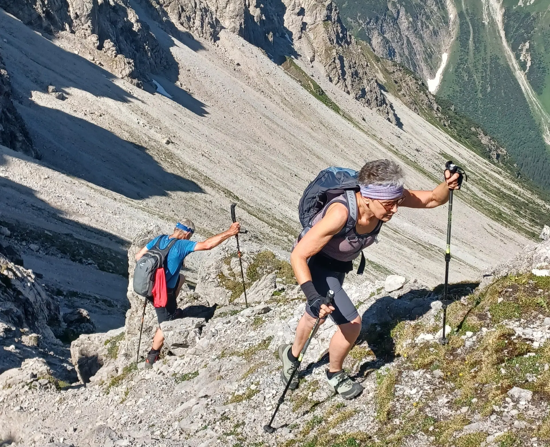 Bild beim Wandern mit Felsen  | © Helmut Rasch