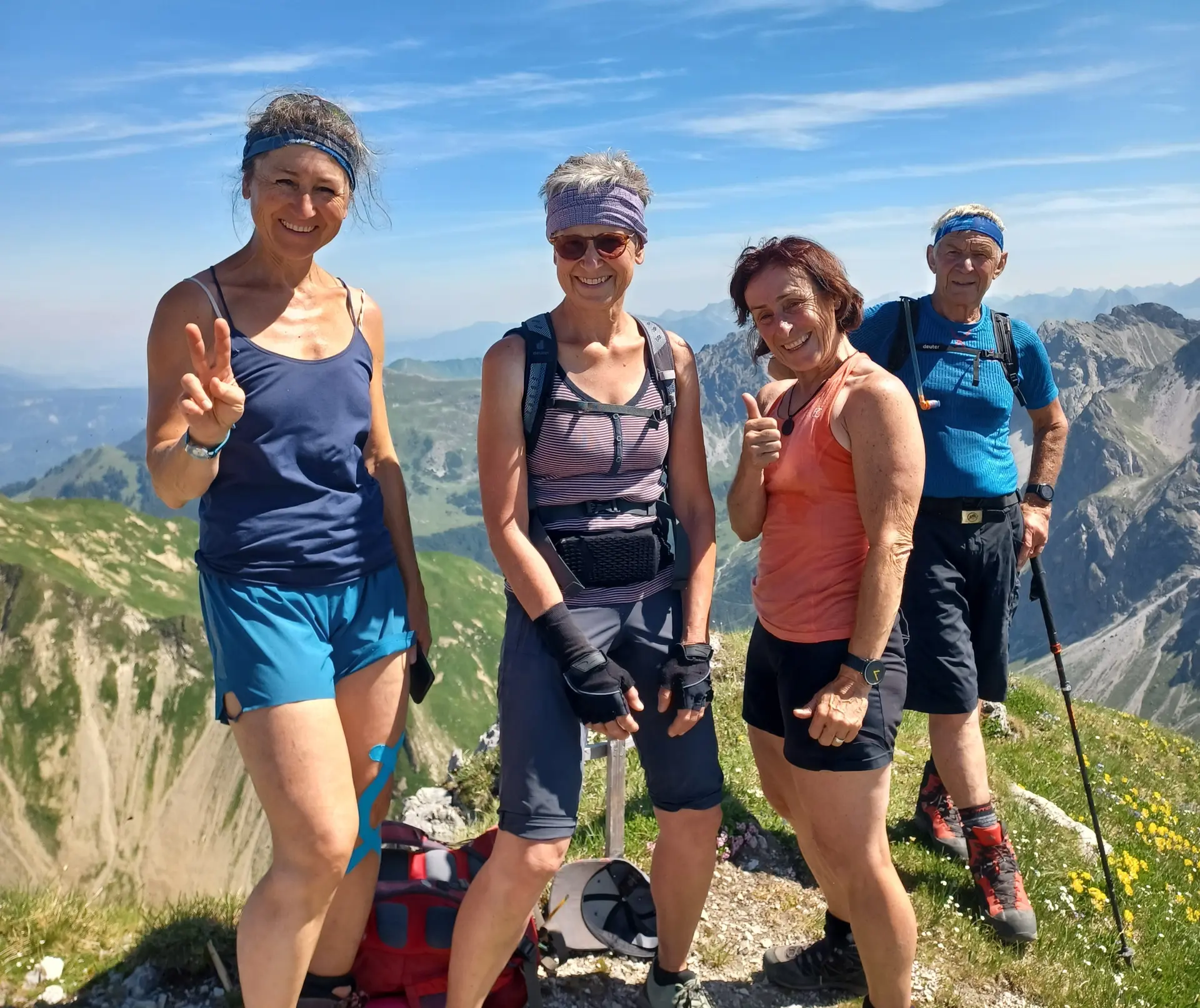 Lächelnde Gruppe Wanderer  | © Helmut Rasch 