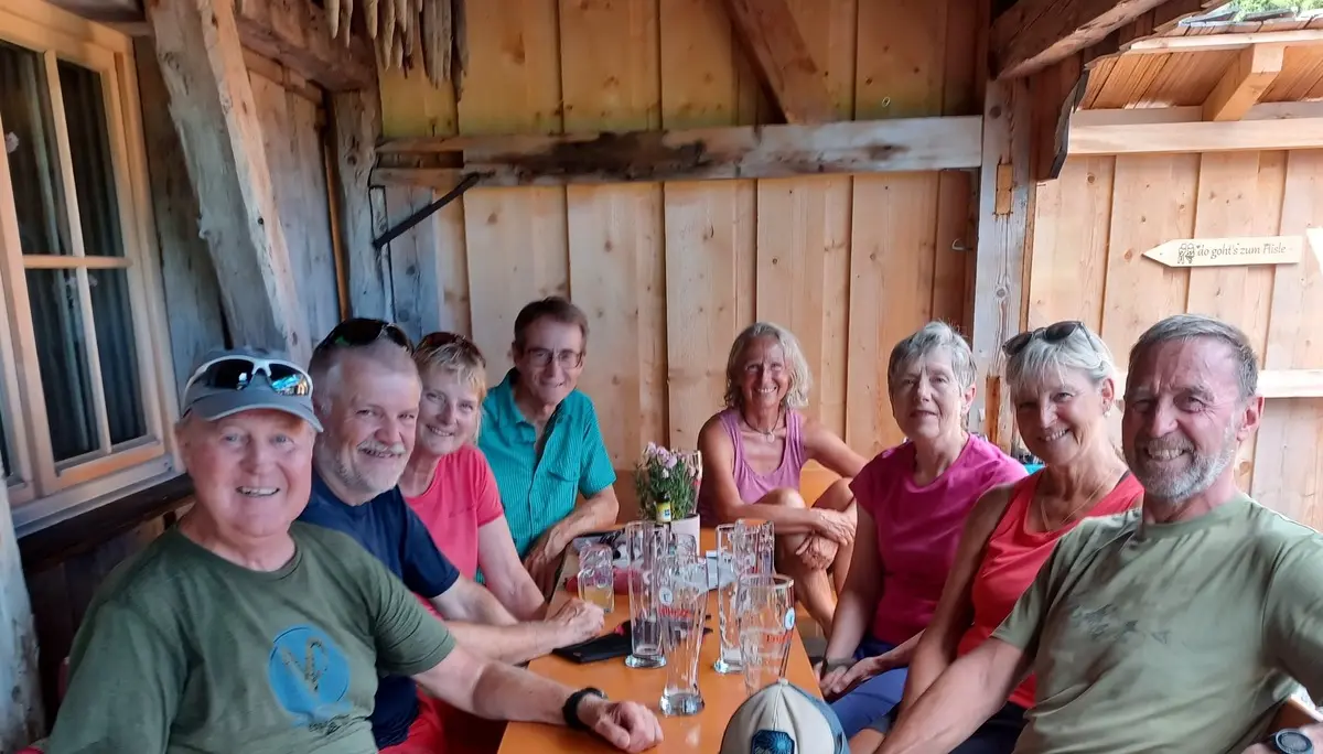 Gruppe auf Bierbänken  | © DAV Allgäu Immenstadt 