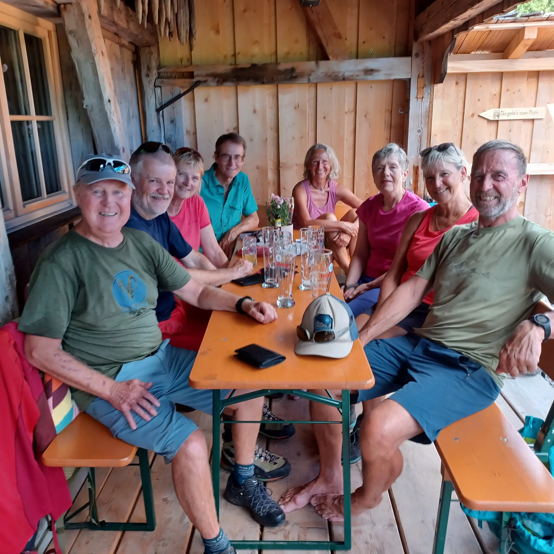Gruppe auf Bierbänken  | © DAV Allgäu Immenstadt 