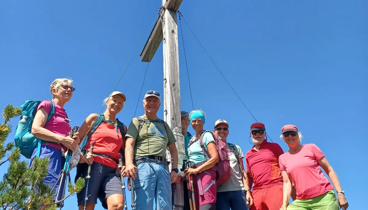 Wandergruppe vor Gipfelkreuz  | © DAV Allgäu Immenstadt 